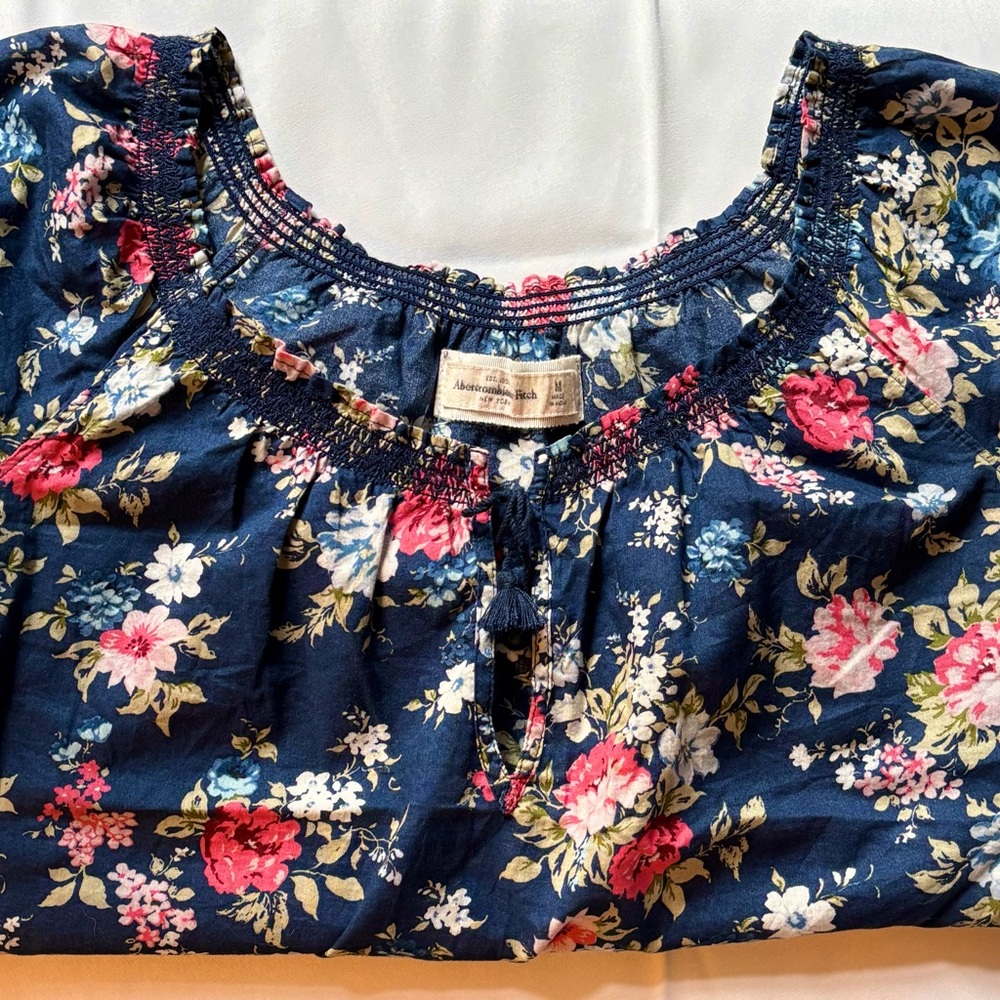 Abercrombie & Fitch Floral Smocked Blouse — Size M - Picture 8 of 8